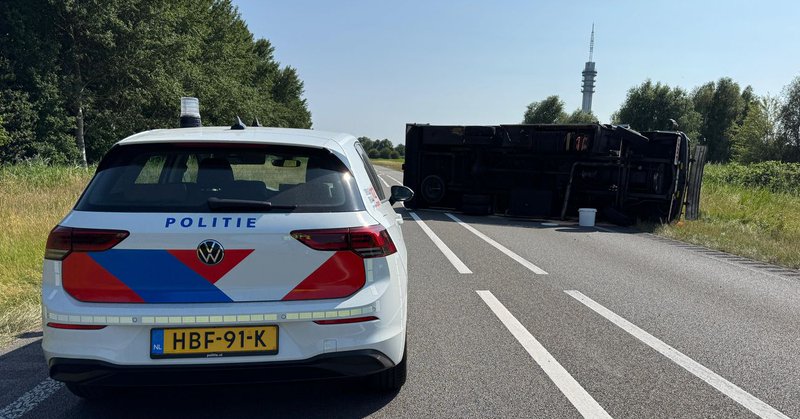 Gekantelde vrachtwagen en protestactie op Afsluitdijk