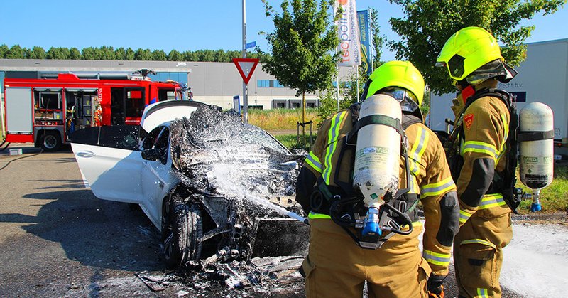 Auto verwoest door felle brand in Ridderkerk