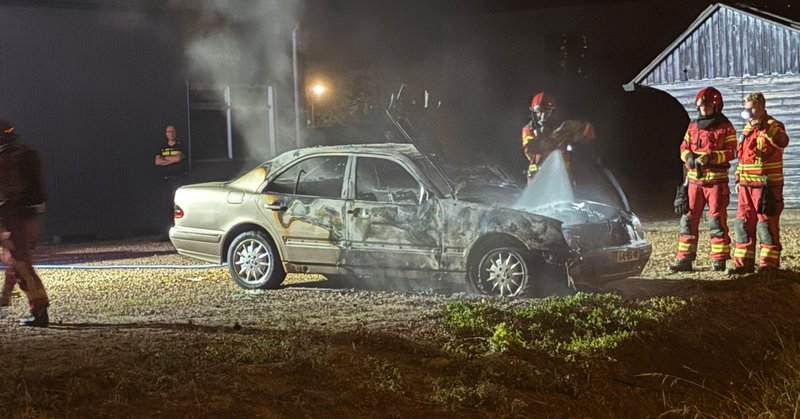 Autobrand bij bedrijf in Siddeburen