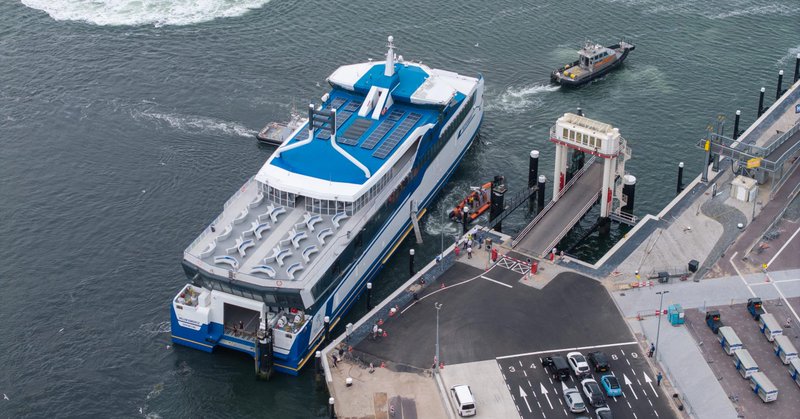 Veerboot Willem Barentsz losgeslagen in haven van Terschelling