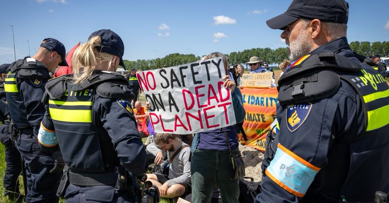 Klimaatactivisten blokkeren A44 richting NAVO-top