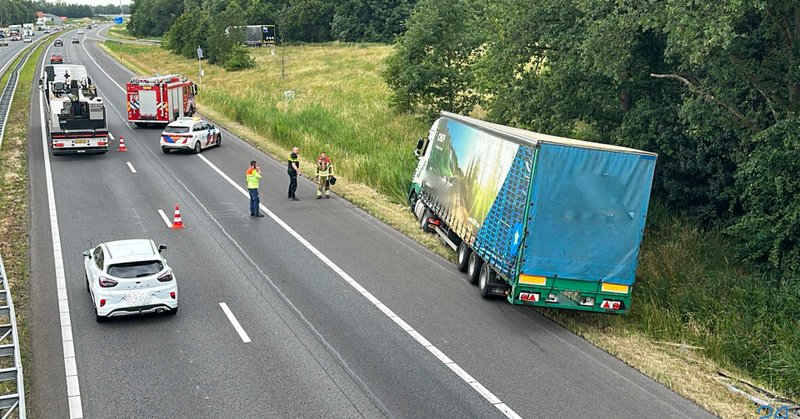 Vrachtwagen belandt in berm naast A2 bij Kelpen-Oler