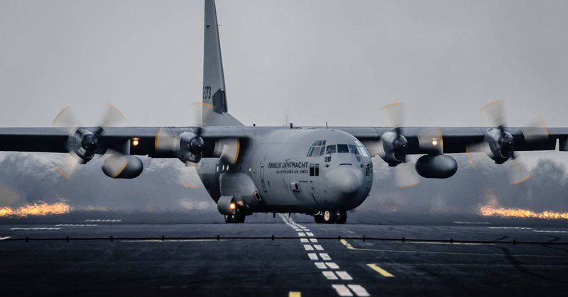 Militair vliegtuig met rook uit de remmen in Eindhoven
