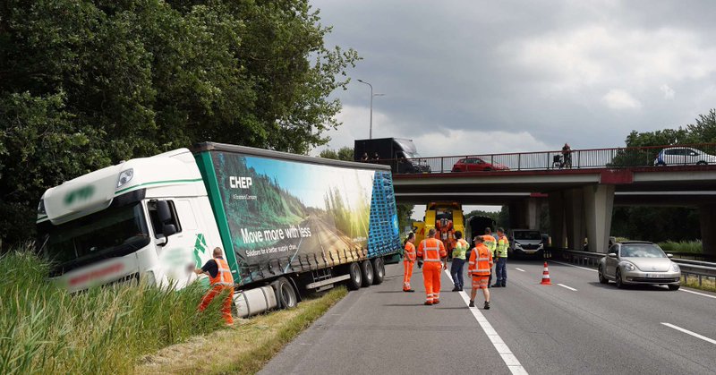 Vrachtwagen belandt in berm op A2 bij Ell