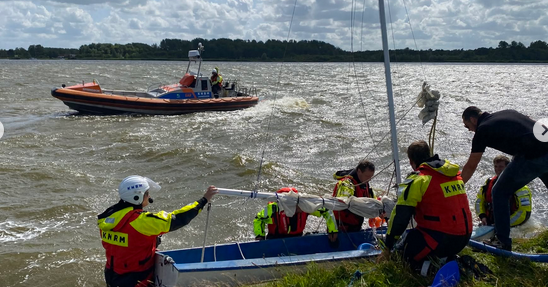 Omgeslagen zeilboot en boten vermist
