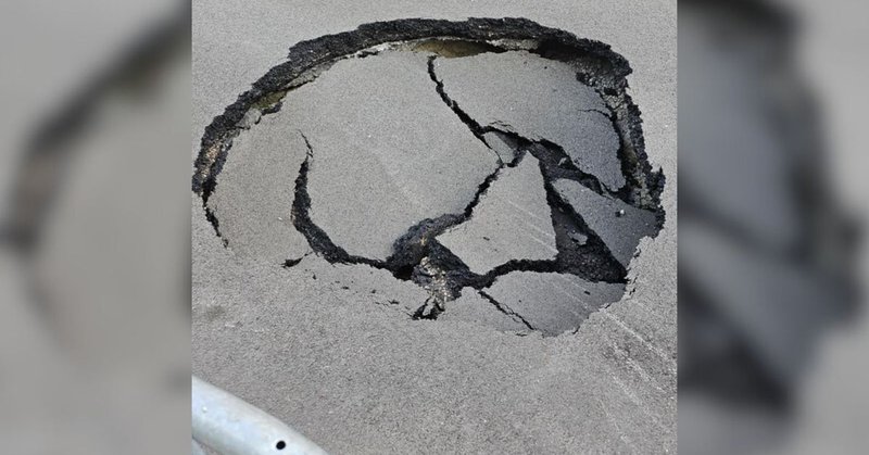 Auto zakt weg in sinkhole in Terneuzen