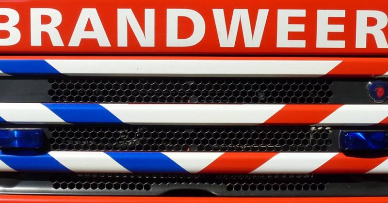 Tuinhuisje in brand: brandweer bezorgd over gasflessen en zonnepanelen