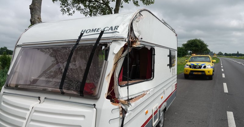 Caravan total loss na botsing met vrachtwagen