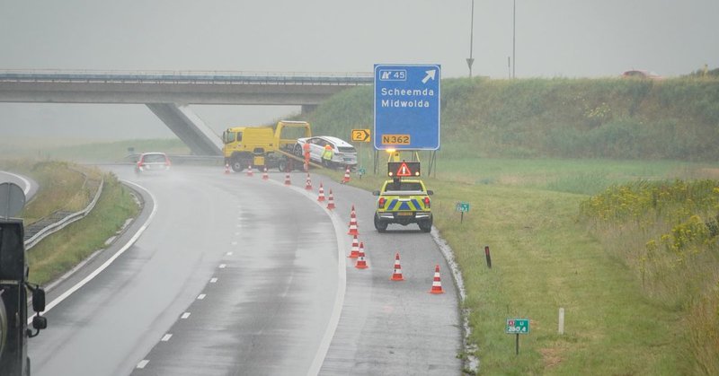 Auto in sloot bij Froombosch en taxi in sloot bij A7 Scheemda