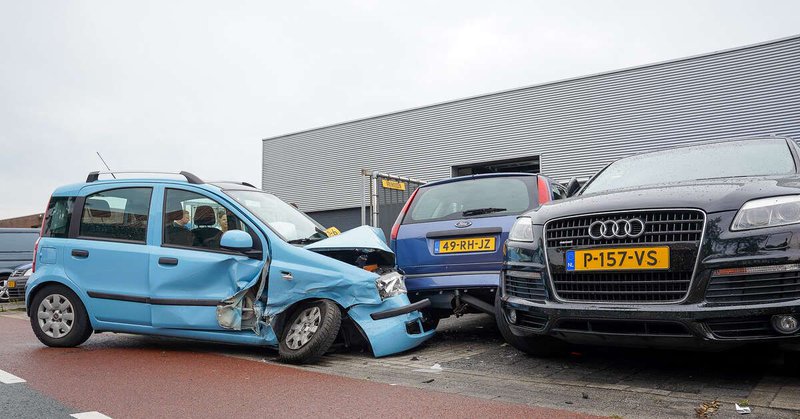 Auto ramt geparkeerde voertuigen in Kampen na botsing