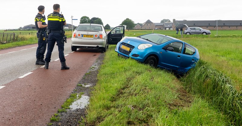 Auto belandt in greppel na ongeval op Gewandeweg bij Lithoijen