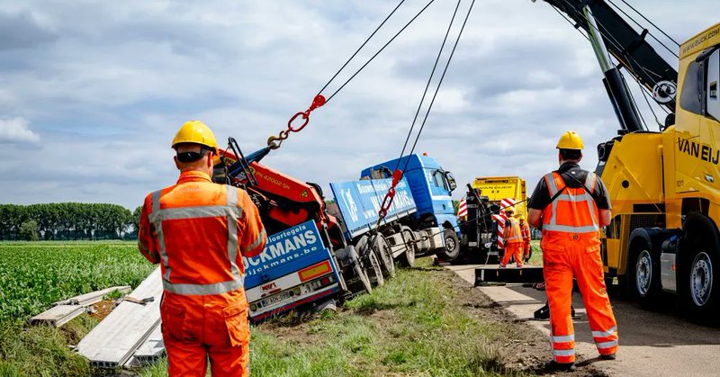Vrachtwagen uit sloot gehaald na inhaalactie in Sprang-Capelle