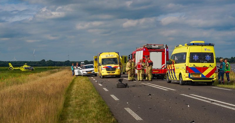 Auto's in sloot na botsing op N374 bij Buinerveen