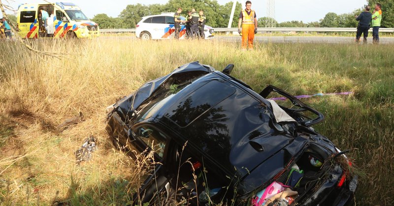 Auto met kinderen slaat over de kop op snelweg