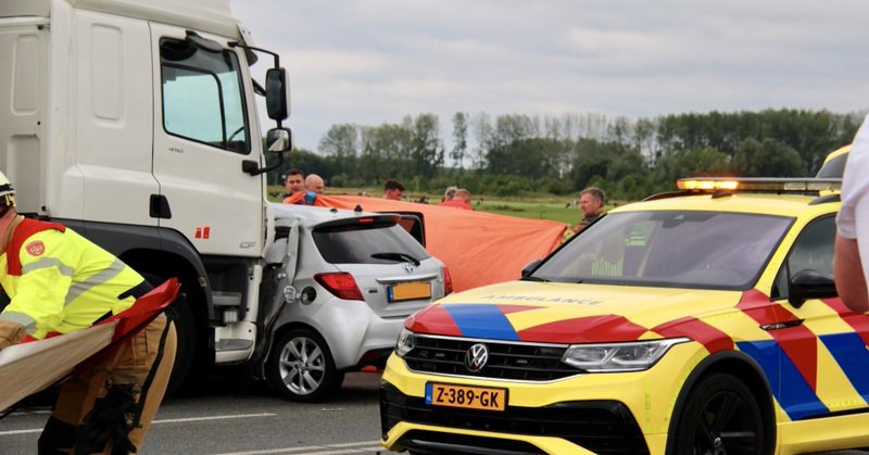 Dode na ernstig ongeval tussen auto en vrachtwagen op N267