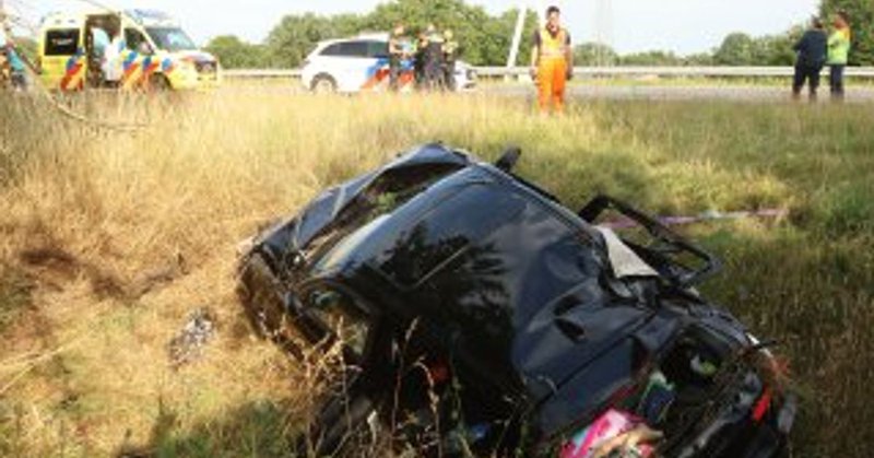 Vier kinderen ongedeerd bij crash A1