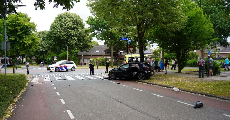 Zware botsing auto en busje in Wezep