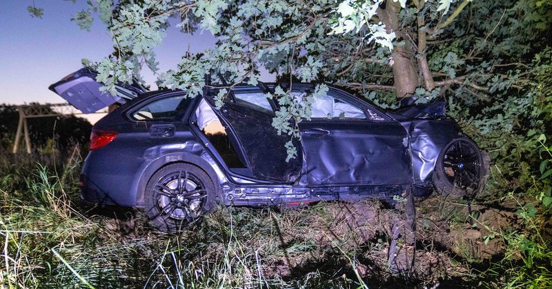 Auto botst tegen boom bij Deventer, bestuurder aangehouden