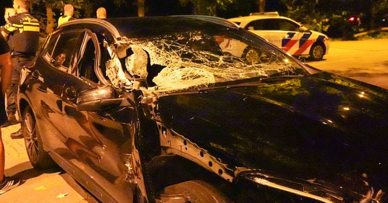 Vrachtwagen veroorzaakt ongeval op A67 en rijdt door