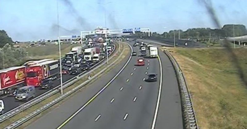 Ongeval zorgt voor file en afsluiting van rijstroken op snelweg