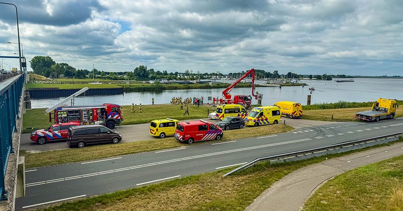 Auto te water in Nuldernauw bij Zeewolde