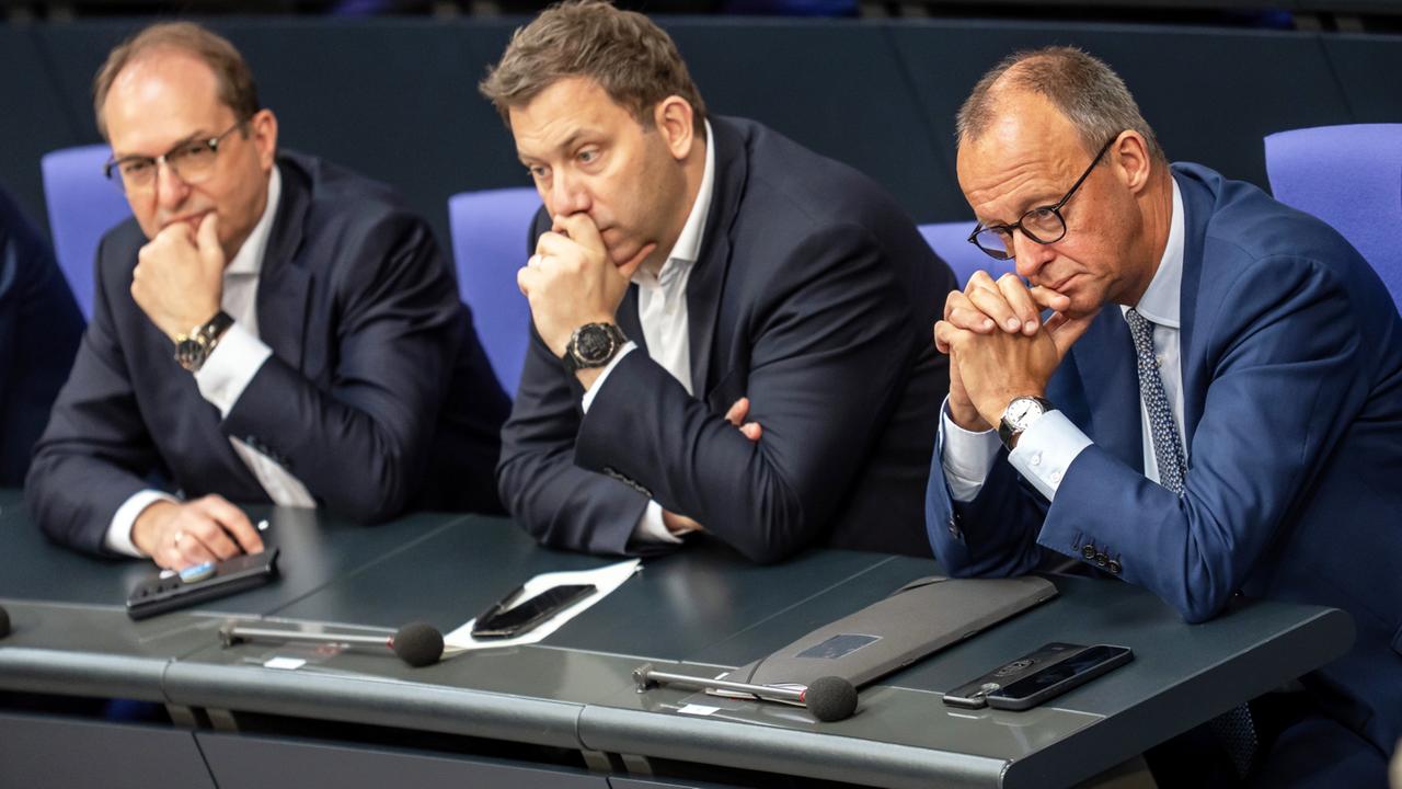 tagesschau_eil's tweet card. Die Neubesetzung von drei Stellen am Bundesverfassungsgericht bleibt vorerst ungeklärt. Die Abstimmung im Bundestag über die Posten wurde verschoben, nachdem die Union sich gegen die von der SPD...