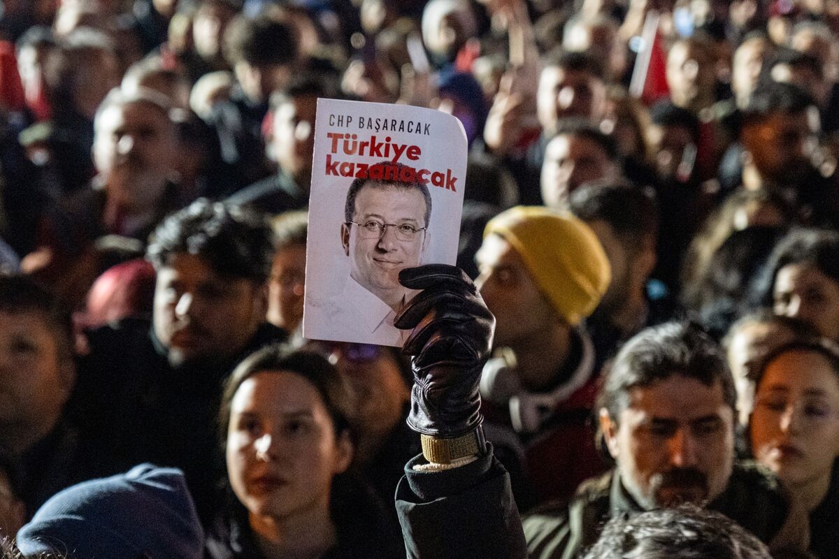 SelcanHacaoglu's tweet card. Turkish President Recep Tayyip Erdogan is taking steps to ensure protests across the country don’t worsen and to contain a rout in financial markets, even as he turns the screws on opponents.
