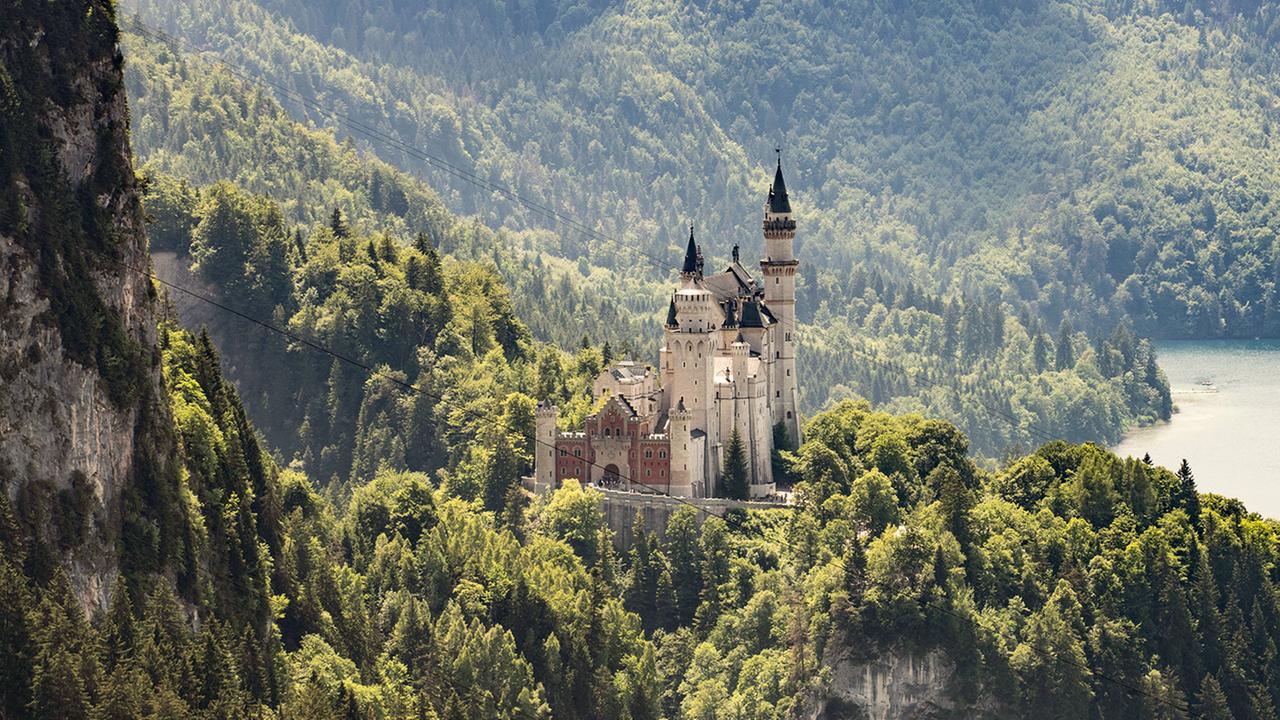 tagesschau_eil's tweet card. Die Märchenschlösser von Bayerns König Ludwig II. werden ins Weltkulturerbe aufgenommen. Das hat die zuständige UNESCO-Kommission entschieden. Neben Neuschwanstein werden damit drei weitere Schlösser...