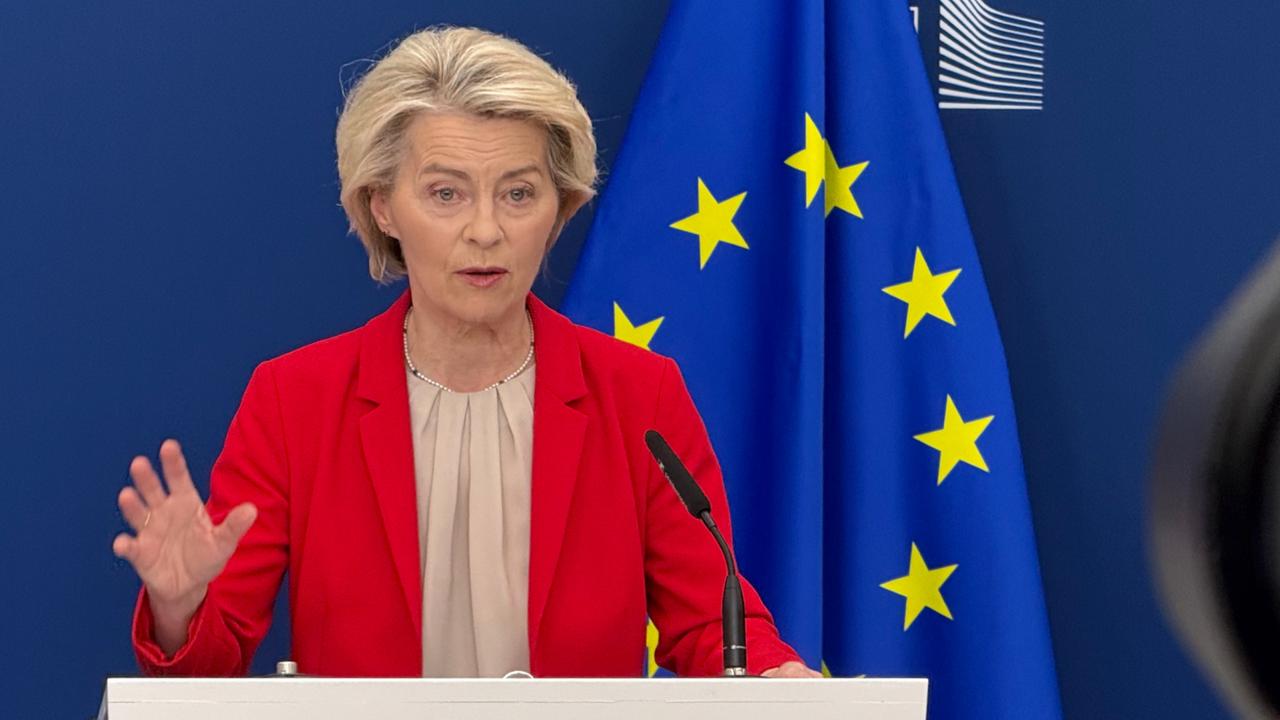 tagesschau_eil's tweet card. 30-Prozent-Zölle haben die USA für Waren aus der EU angekündigt. Trotzdem verschiebt die ihre Gegenmaßnahmen auf Anfang August - in der Hoffnung auf Verhandlungen. Kanzler Merz warnt vor drohenden...