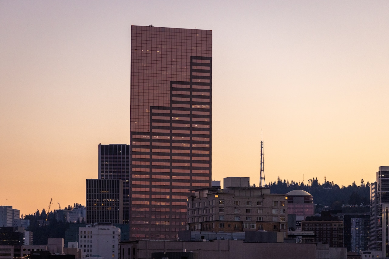 Bachscore's tweet card. The buyer of the tower, formally known as the U.S. Bancorp Tower, is an executive with Oregon ties.