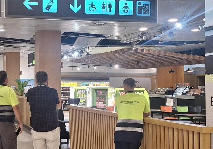 Se desploma el techo del aeropuerto de Almería por el fuerte terremoto | Ideal
