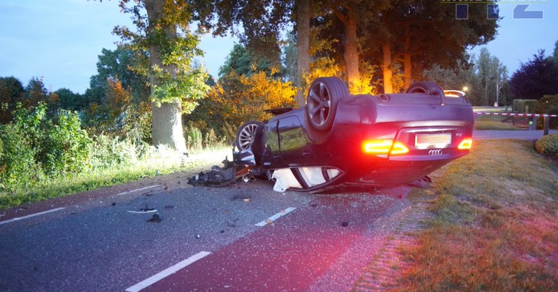 Auto over de kop bij Dedemsvaart