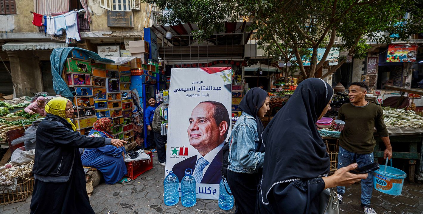 CarnegieMEC's tweet card. الرئيس المصري عبد الفتاح السيسي في صدد بناء جمهورية جديدة تستند إلى مبدأ "مفيش حاجة ببلاش"، وشكلٍ جديدٍ من رأسمالية الدولة، فضلًا عن صلاحيات رئاسية فائقة في إطار وصاية عسكرية تضمن تماسك النظام إلّا...