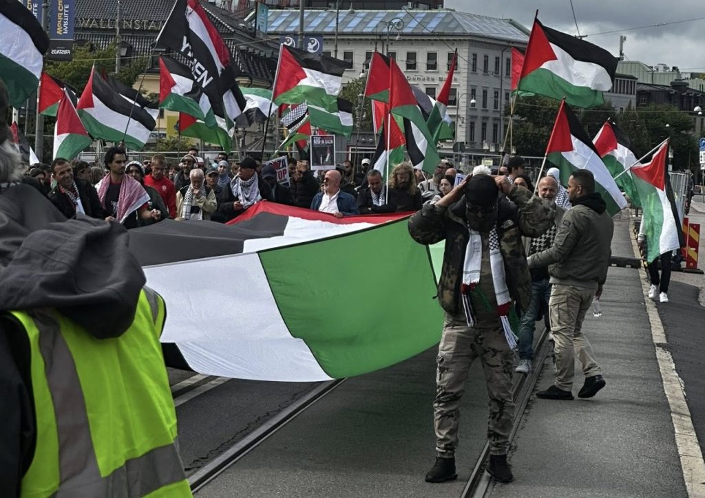 DokuPublicister's tweet card. Tidigare rapportering har handlat om antisemitiska slagord, stöd för terrororganisationer och deras ledare och hyllningar till terrordåden den 7 oktober. Vid söndagens propalestinska demonstration i...