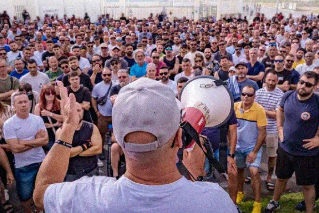 revcomintern's tweet card. Last Monday, 7 July, an assembly of workers decided to put an end to the indefinite strike that the metalworkers in the province of Cadiz had been holding for a