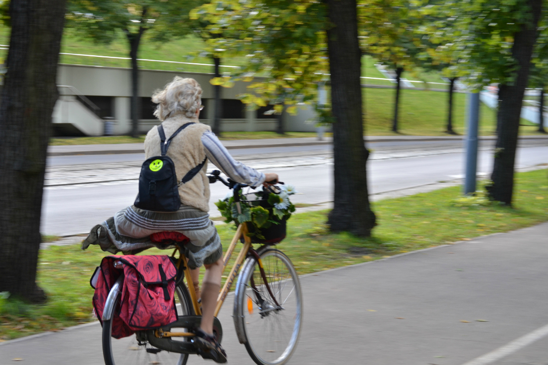 MomentumMag's tweet card. A project is helping change the narrative around cycling and older adults . Pathways to Mobility is showing how cycling plays a role in healthy aging.