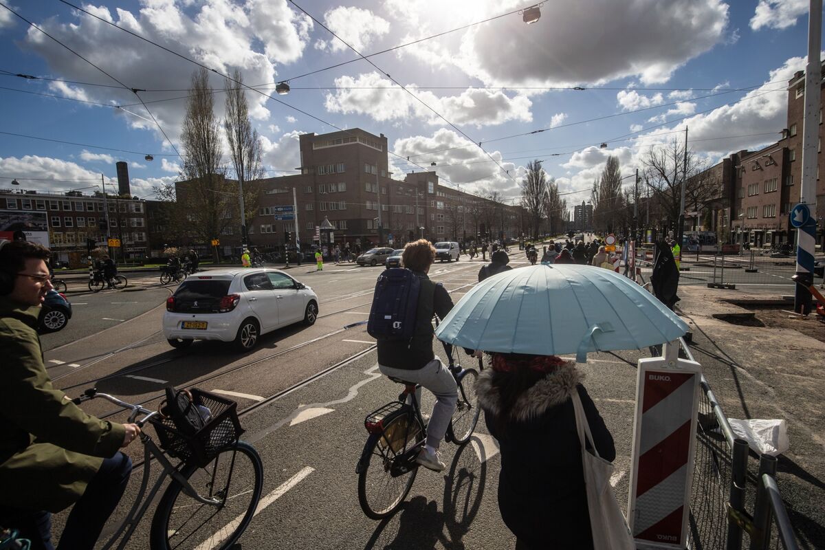 NACTO's tweet card. Inspired by road safety innovations widely used in the Netherlands, several US cities are installing street crossings that can better protect pedestrians and bicyclists.