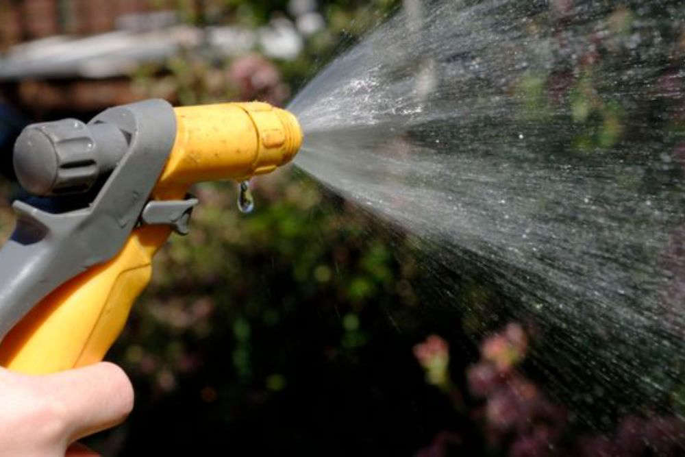 islandfm's tweet card. People told to keep limiting use by not watering lawns or cleaning cars with tap water.
