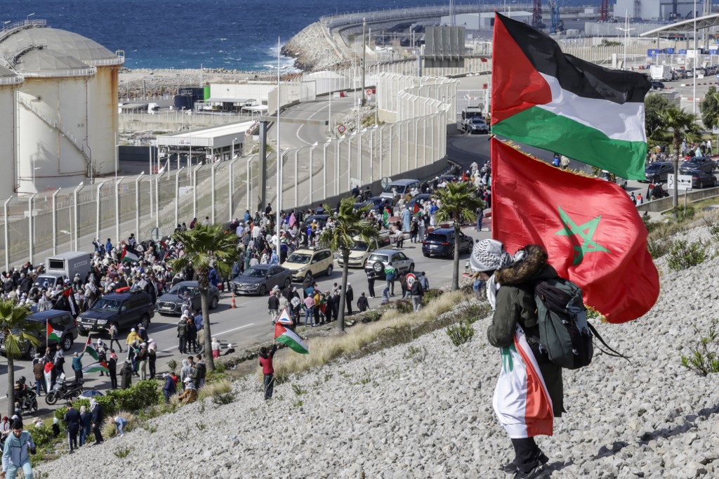 zriboua's tweet card. Despite public protests, shipments carrying military equipment to Israel via Moroccan ports continue, facilitating attacks on Palestinians