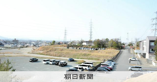 amaneshimazaki's tweet card. 　人口約15万人の三重県松阪市。ここにはかつて、市内で唯一の大学があった。　松阪駅からバスに乗り、20分ほどで降りると、古びた周辺地図が残っている。ほど近い場所は「三重中京大学」「三重中京大学短期大学…