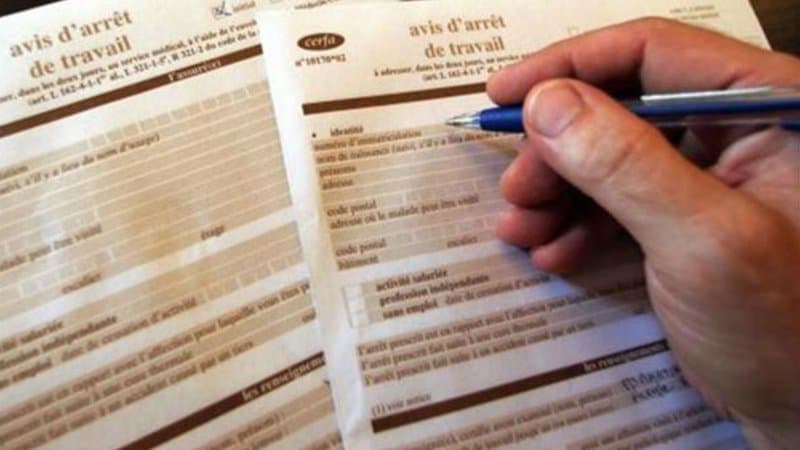 CPMEnationale's tweet card. L'allongement du délai de carence des arrêts de travail, avec un transfert de charge aux employeurs, est une piste privilégiée par le gouvernement en quête d'économies substantielles. Mais syndicats...