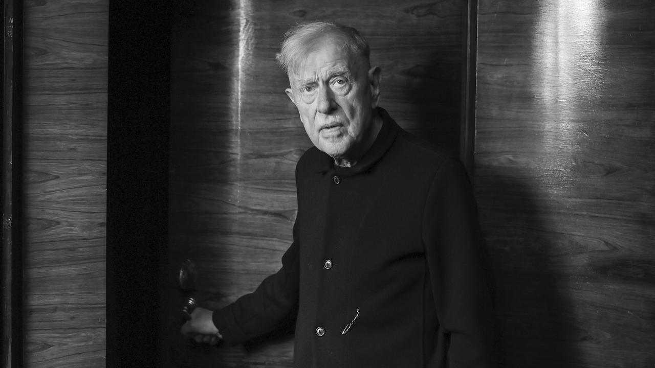 tagesschau_eil's tweet card. Der bekannte deutsche Theaterregisseur und Intendant Claus Peymann ist tot. Er starb nach längerer, schwerer Krankheit in Berlin. Peymann wurde 88 Jahre alt.