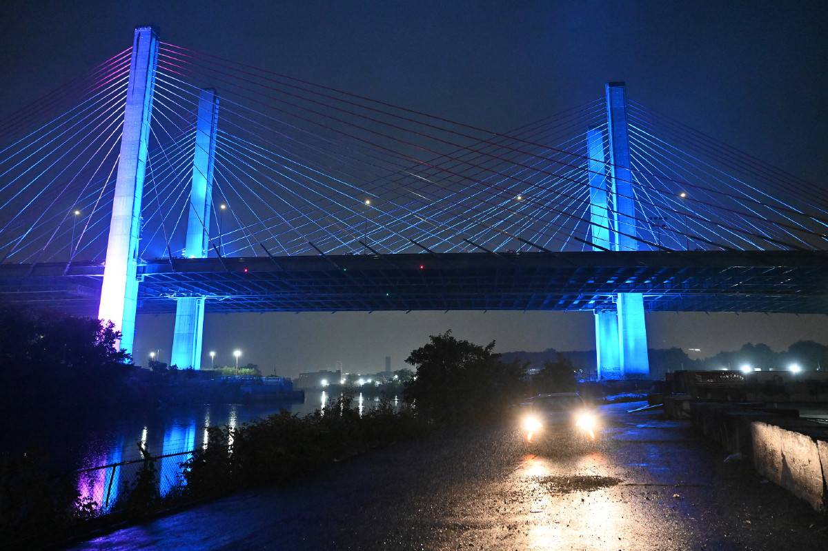 m_jfrench's tweet card. Mamdani bids on Cuomo’s bridge lights