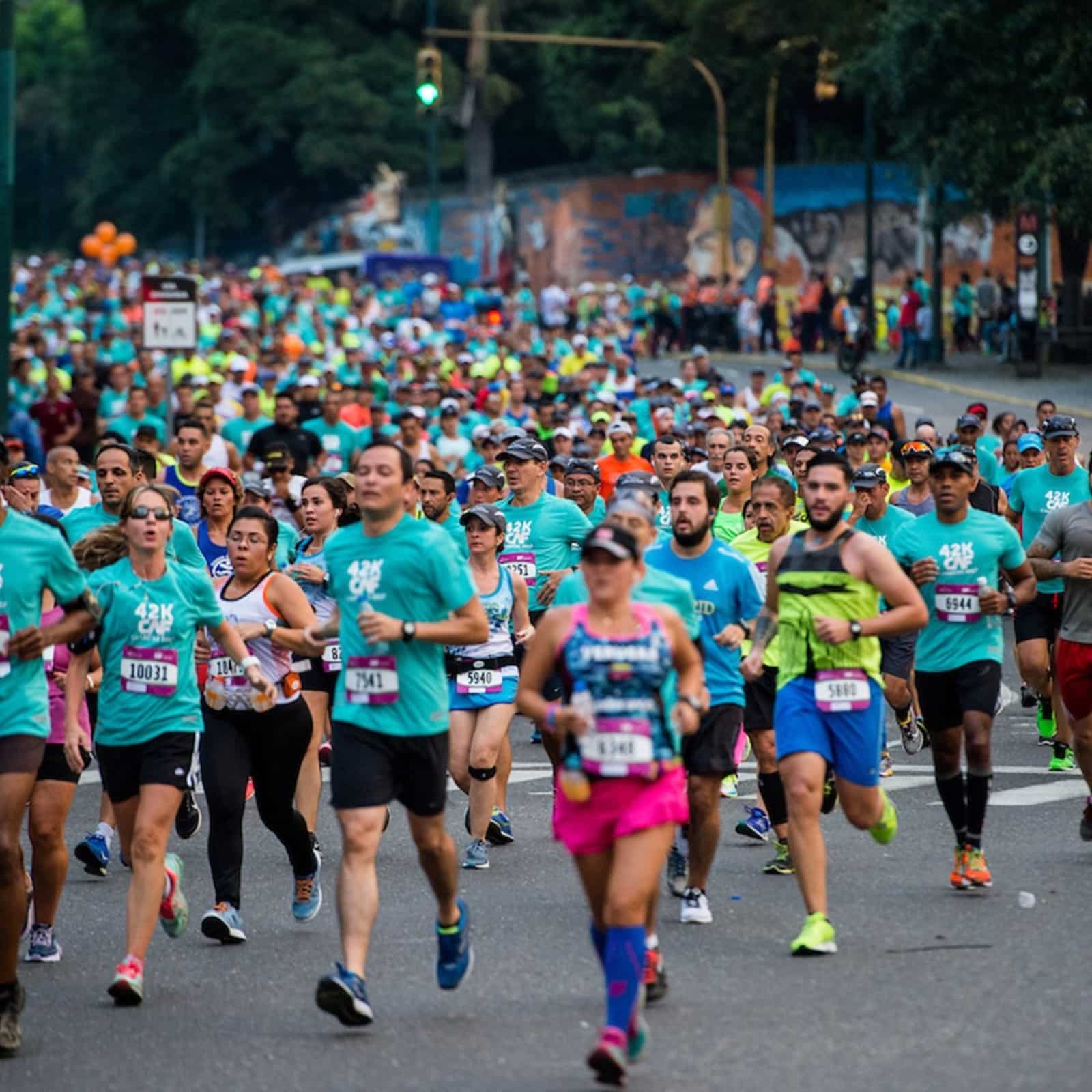 eldiario's tweet card. Las carreras y maratones requieren una preparación tanto física como mental. Desde entrenamientos adecuados hasta una dieta balanceada