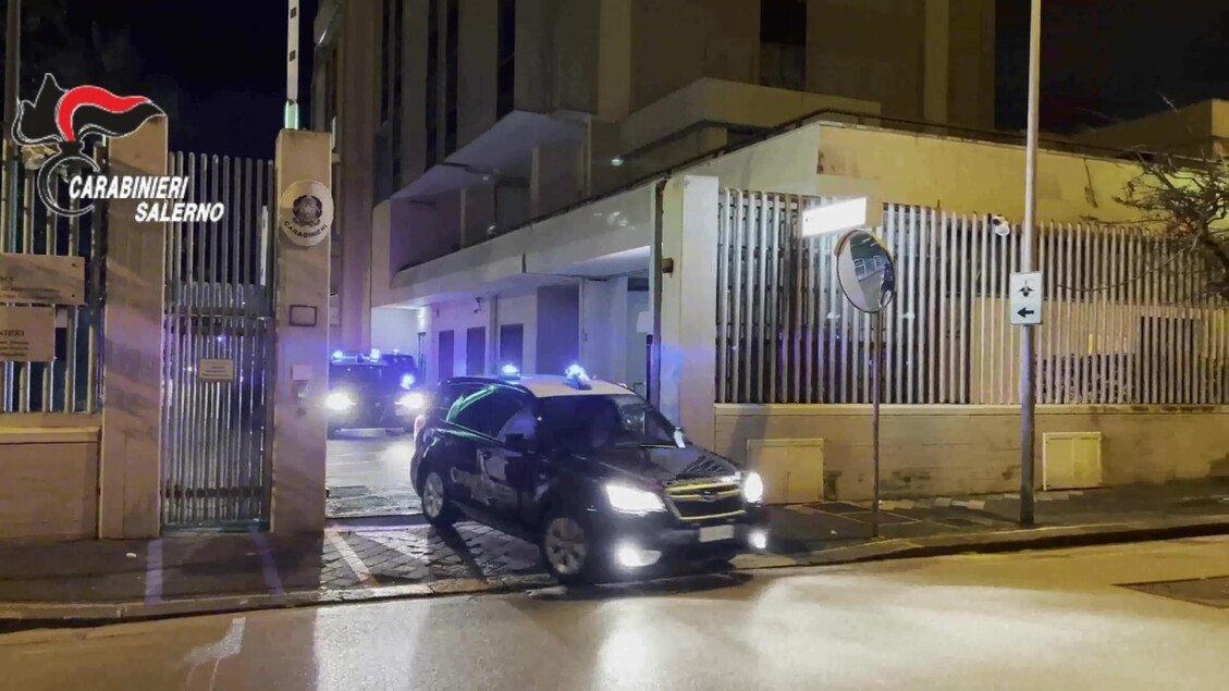 ANSACampania's tweet card. Violenza sessuale aggravata ai danni di due minorenni: è quanto i carabinieri e la Procura di Salerno contestano a un 45enne per il quale il gip ha disposto gli arresti domiciliari con l'applicazione...
