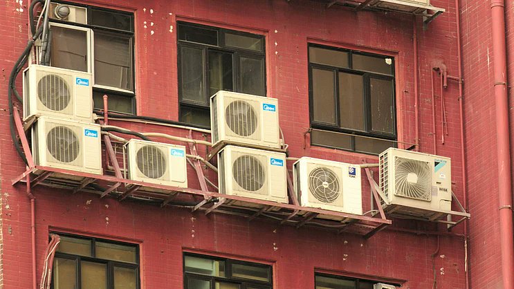 swapniljain89's tweet card. The Bureau of Energy Efficiency is exploring a default minimum temperature setting for AC remotes to promote smart energy usage.