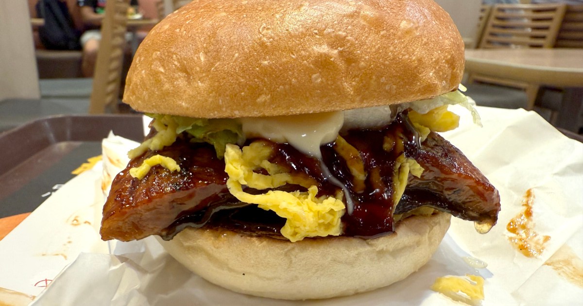 BaronDestructo's tweet card. Does this burger really taste like a Japanese rice bowl?  
