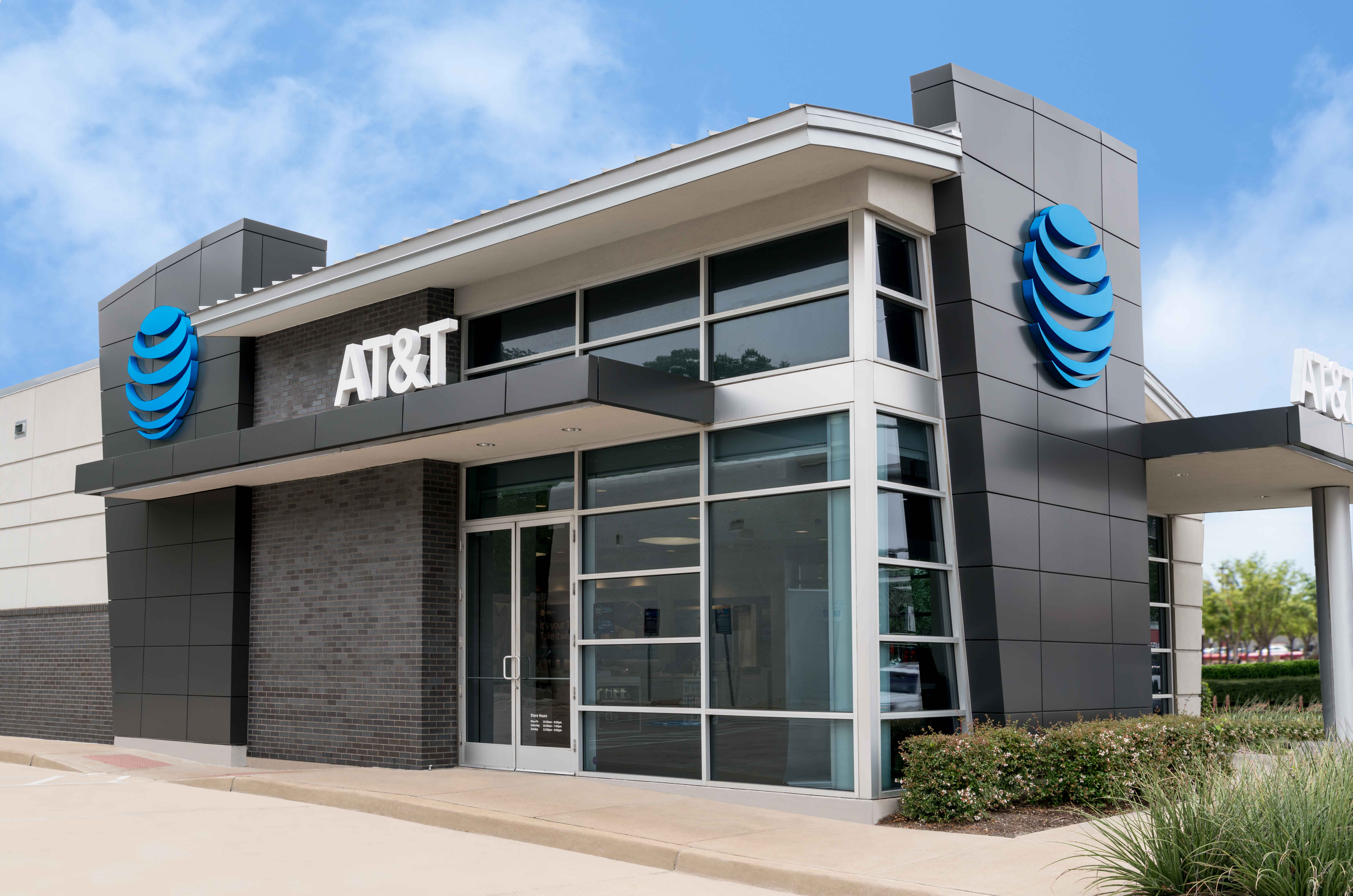 CordCuttersNews's tweet card. AT&T today reported a robust second quarter, adding 203,000 net AT&T Internet Air 5G Home Internet customers and 243,000 AT&T Fiber subscribers, marking significant strides in its broadband expansion...