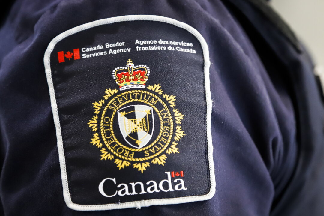 EpochTimesCan's tweet card. Massive Drug Bust at Canada-US Border as 187.5 Kg of Cocaine Discovered in Transport Truck: Border...