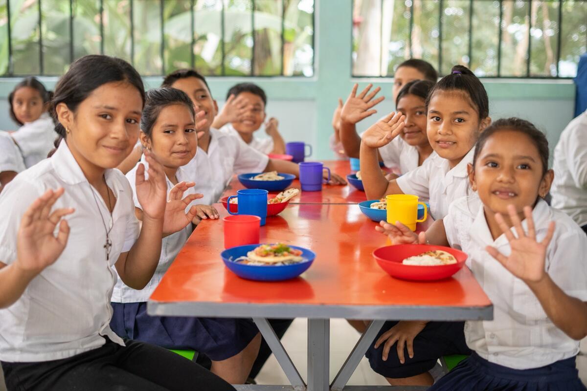 WFP's tweet card. In Latin America and the Caribbean, school meal programmes are the key to independence from aid.